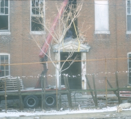 Recovery of the cast iron pediment of the main entrance.